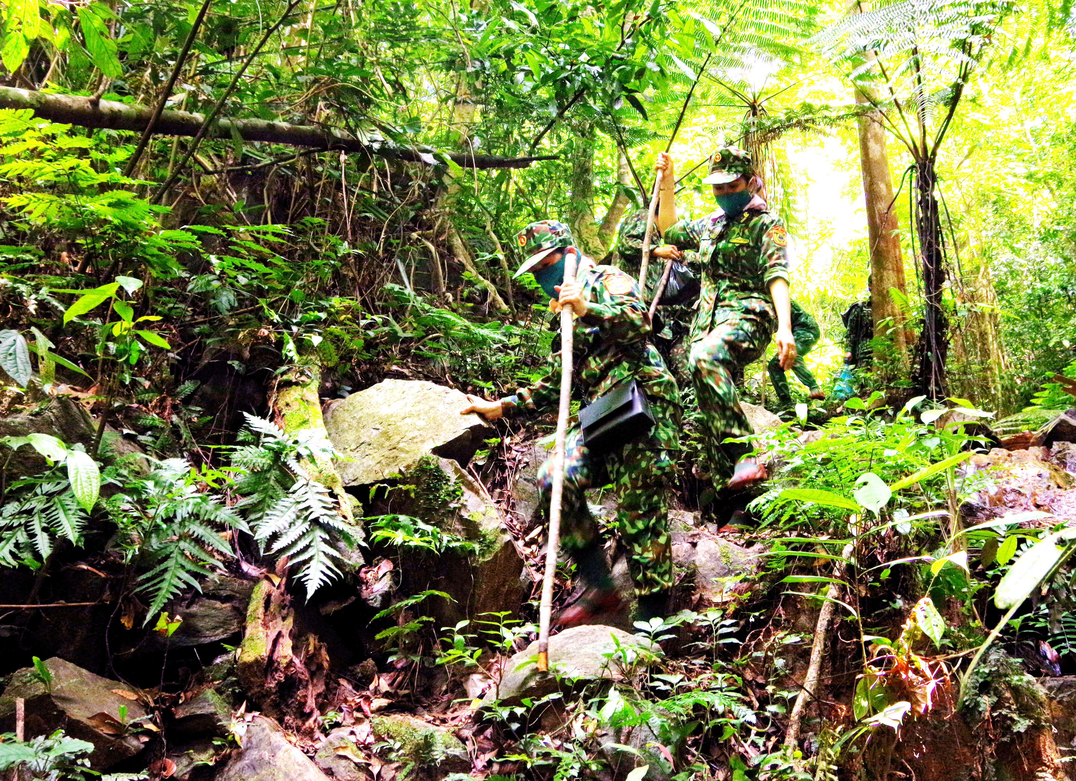 Băng rừng, vượt suối “tiếp sức” cho lực lượng cắm chốt phòng, chống dịch trên biên giới 